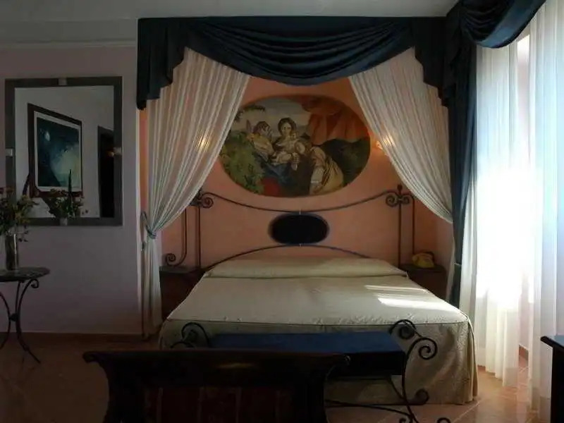 Emmaus Hotel