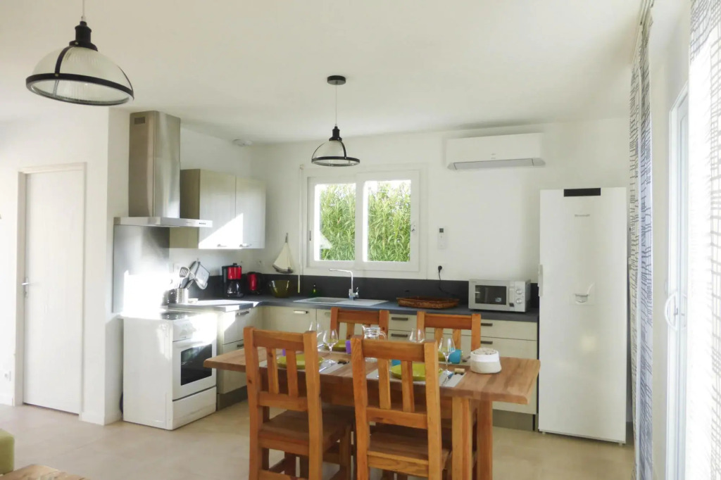 Nice Holiday Home With Private Terrace, Arpaillargues-et-aureillac