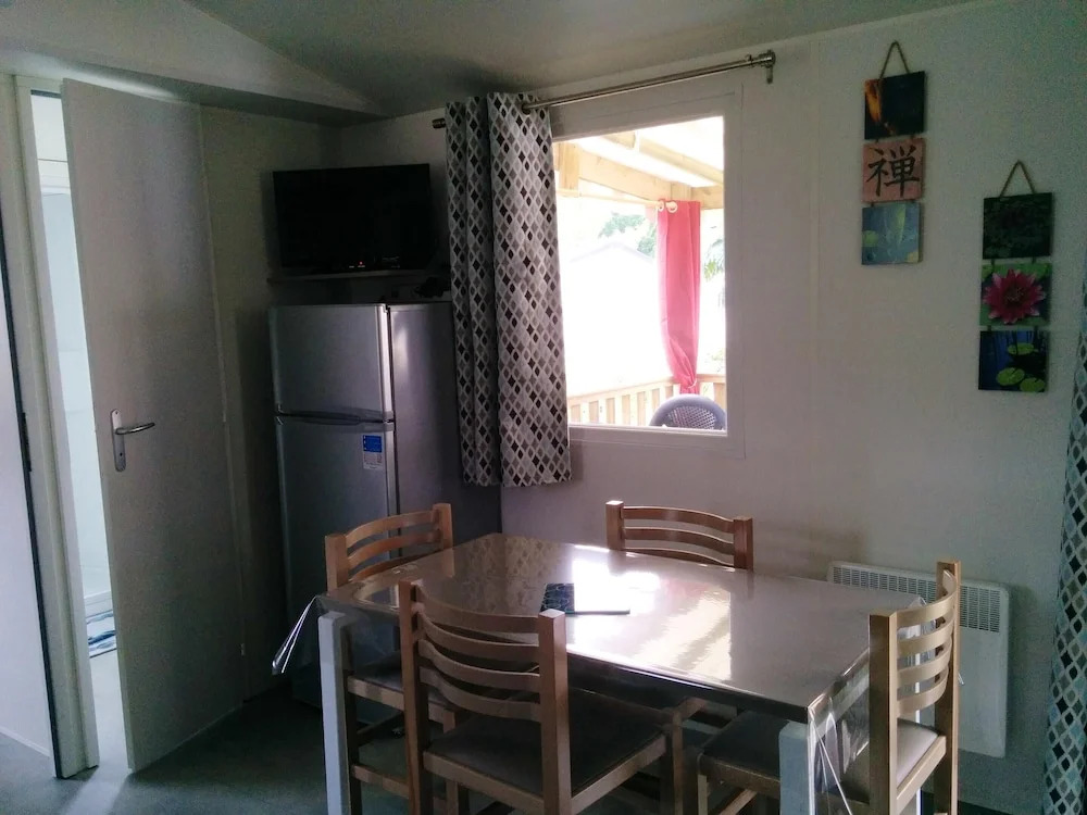 Bungalow with 2 Bedrooms in Saint-Julien-En-Born, with Shared Pool And Furnished Garden - 6 Km From the Beach