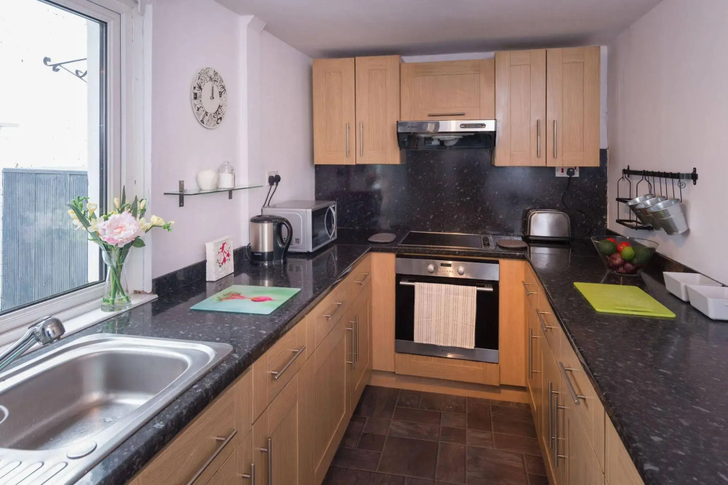 Titanic The Lady, 3 bed house-free on street parking