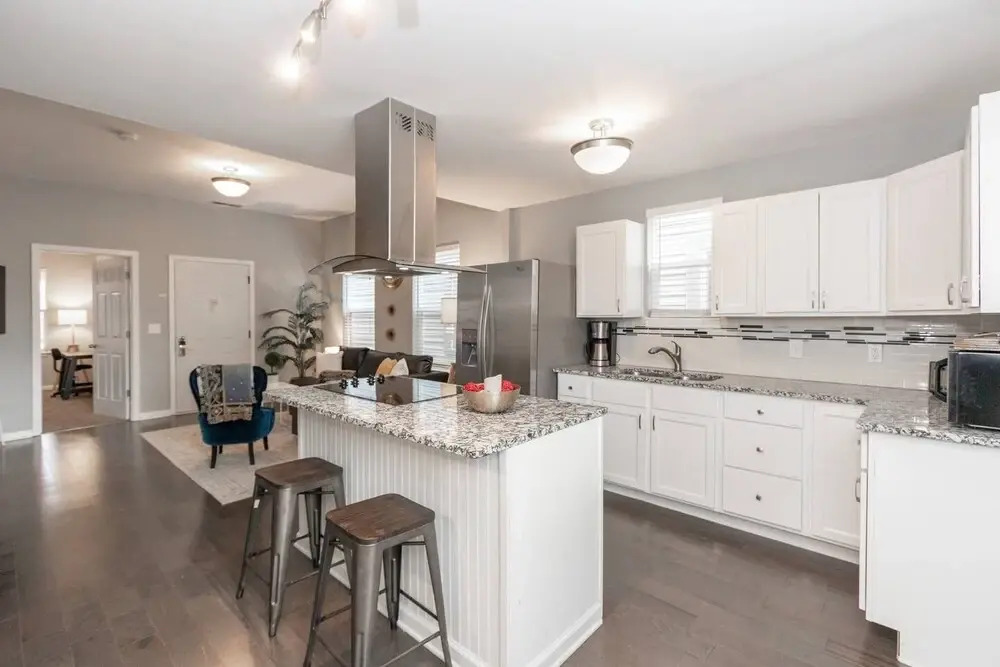 Beautiful 3BR2BA CozySuites |7 min to Lucas Oil