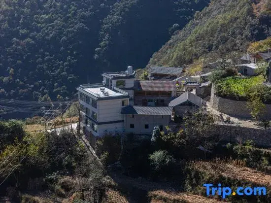 Hill Retreat | Mantu · Banshan Cliff Designer's Boutique Stay (Tiger Leaping Gorge Scenic Area)