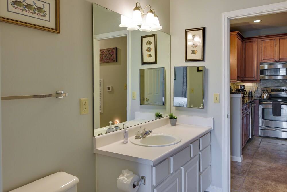 Mount Pleasant Condo w/ Pool & Bikes: Near Beach!