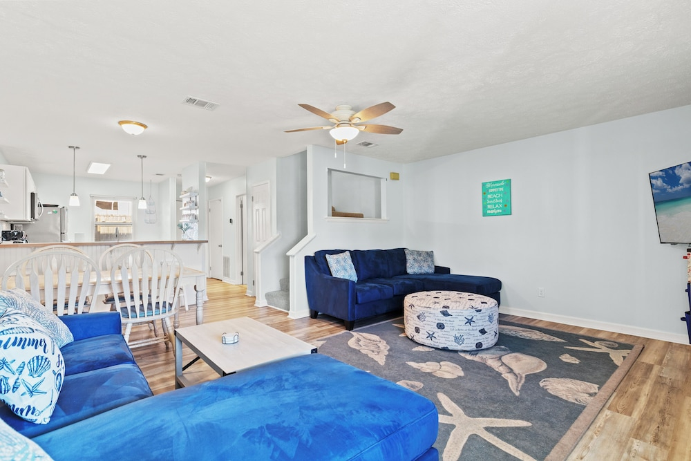 Stay at The Salty Palm! 2BR 1.5ba Sleeps 7