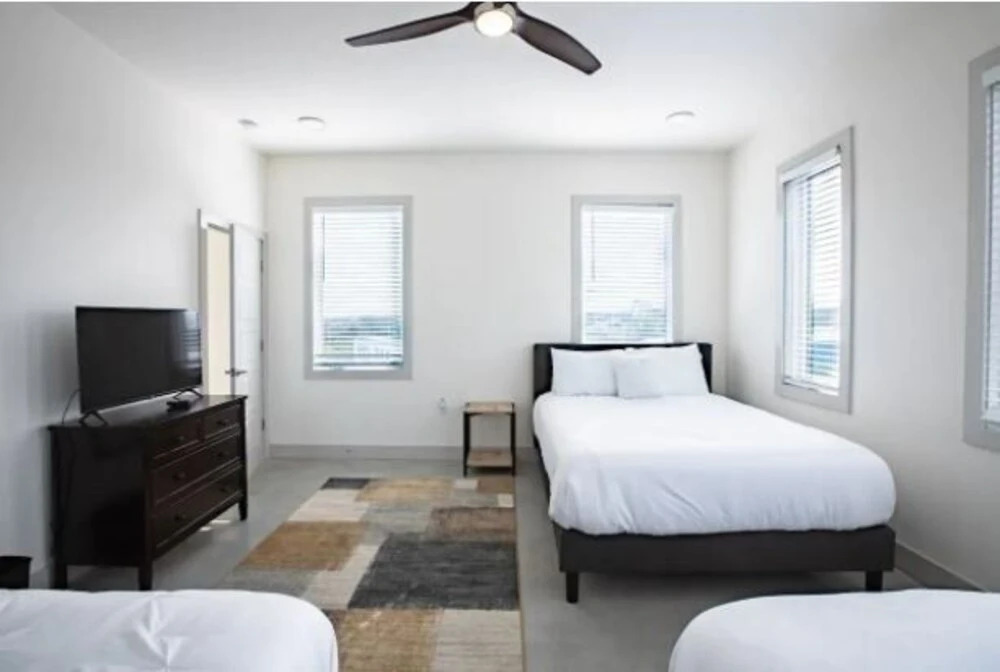 Bright Modern Mins From Downtown Nashville! 2 Bedroom Condo