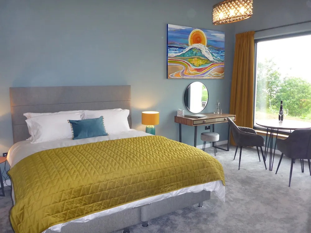 Stones Luxury B&B with hot tub and self-contained rooms