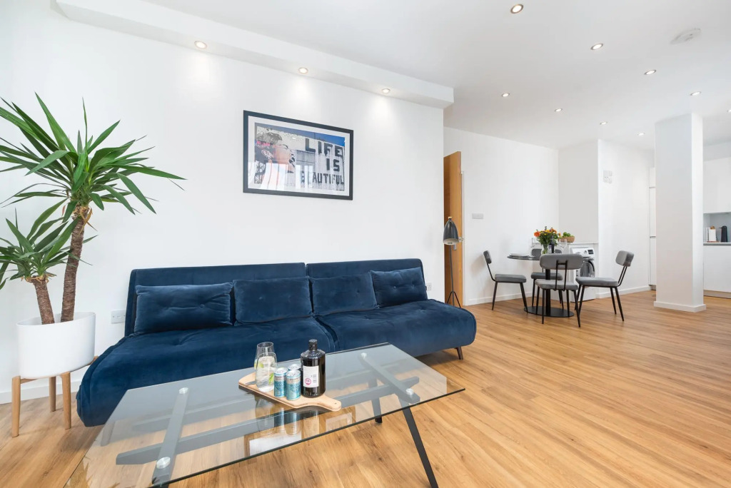 Modern Kingston Home Close to Hampton Court Palace by Underthedoormat
