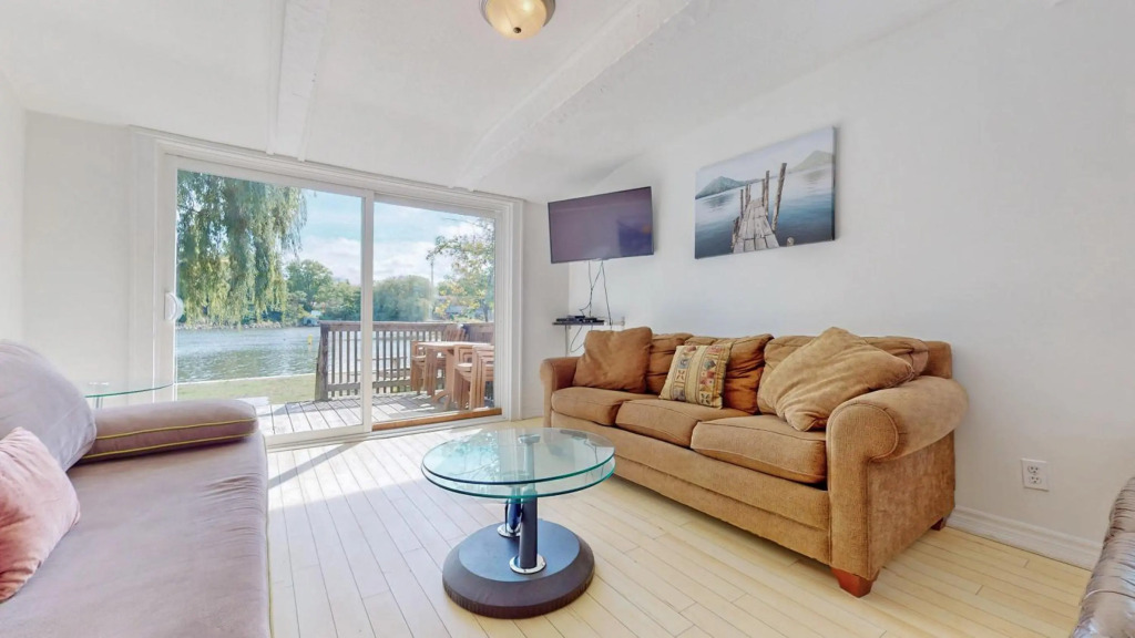 Main Beach River Retreat - Wasaga Beach 1 - Main Strip - 95 Mosley St