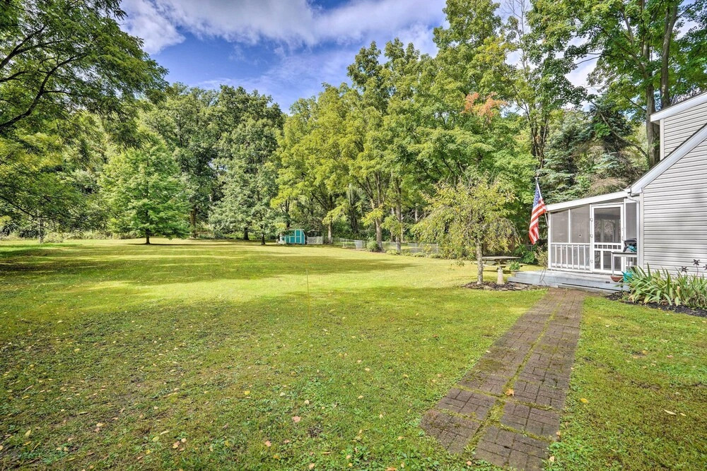 Darling Cottage ~ 1 Mi to Lake Erie Beach!