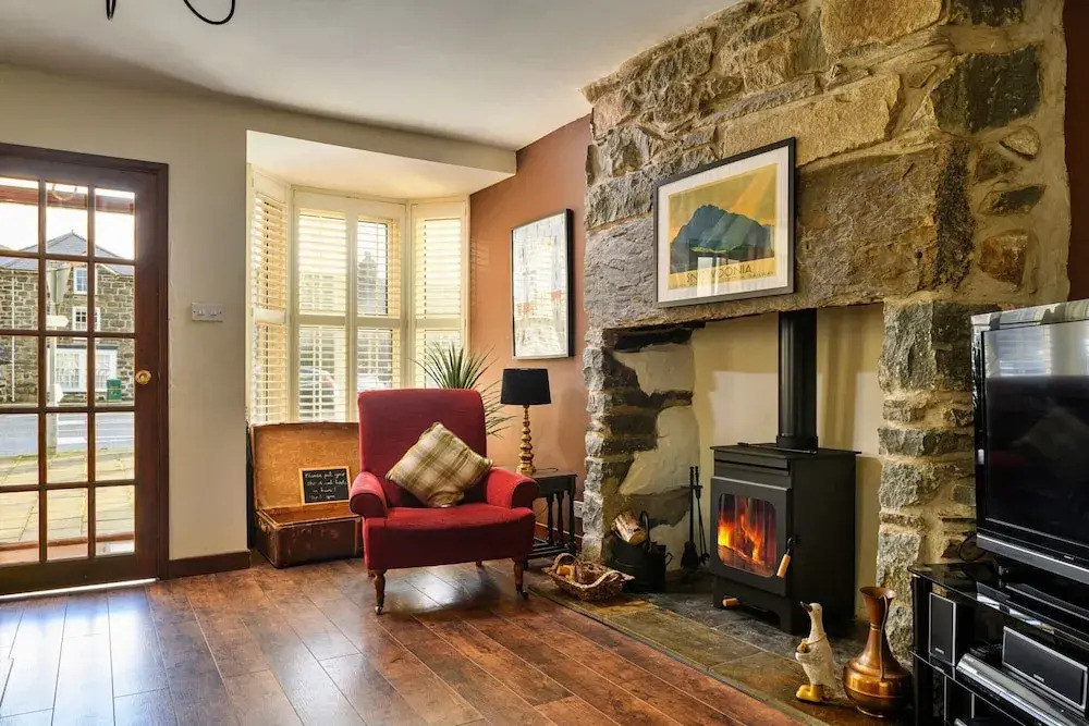 Cottage in Tremadog With Hot Tub & Beaches Nearby