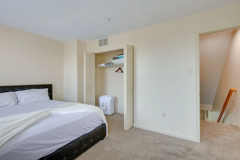 Owings Mills Townhouse: 8 Mi to Liberty Reservoir!