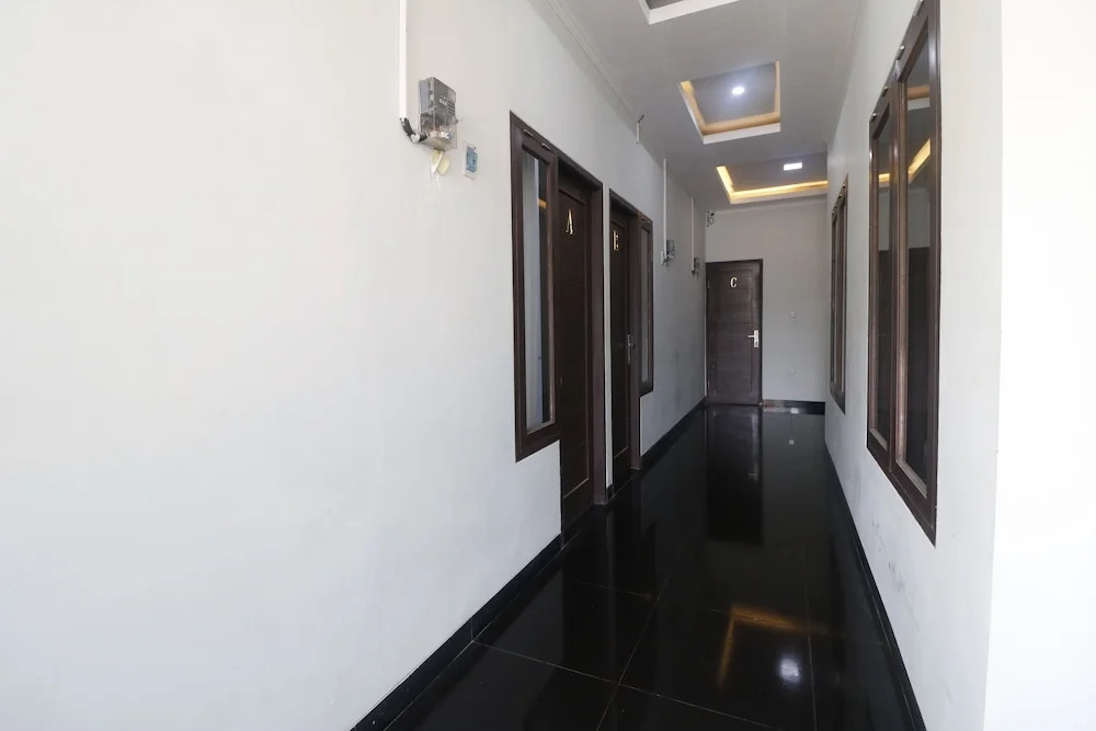 RedDoorz near Margonda Raya