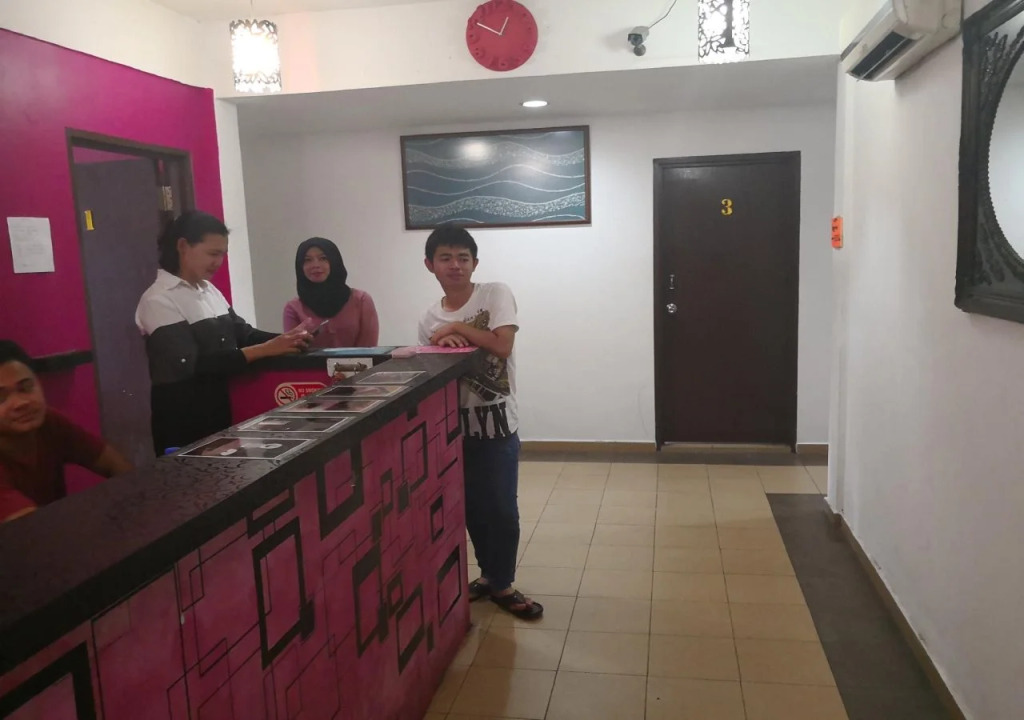 OYO 89585 Hotel Happy Inn
