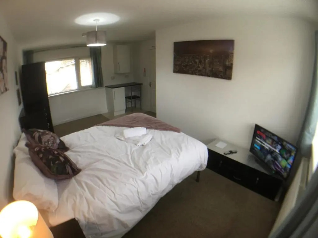 5 bedrooms, 2 Reception Rooms, 2 Shower Rooms, Sleeps up to 7, Parking, Free WiFi & Netflix, Large Garden