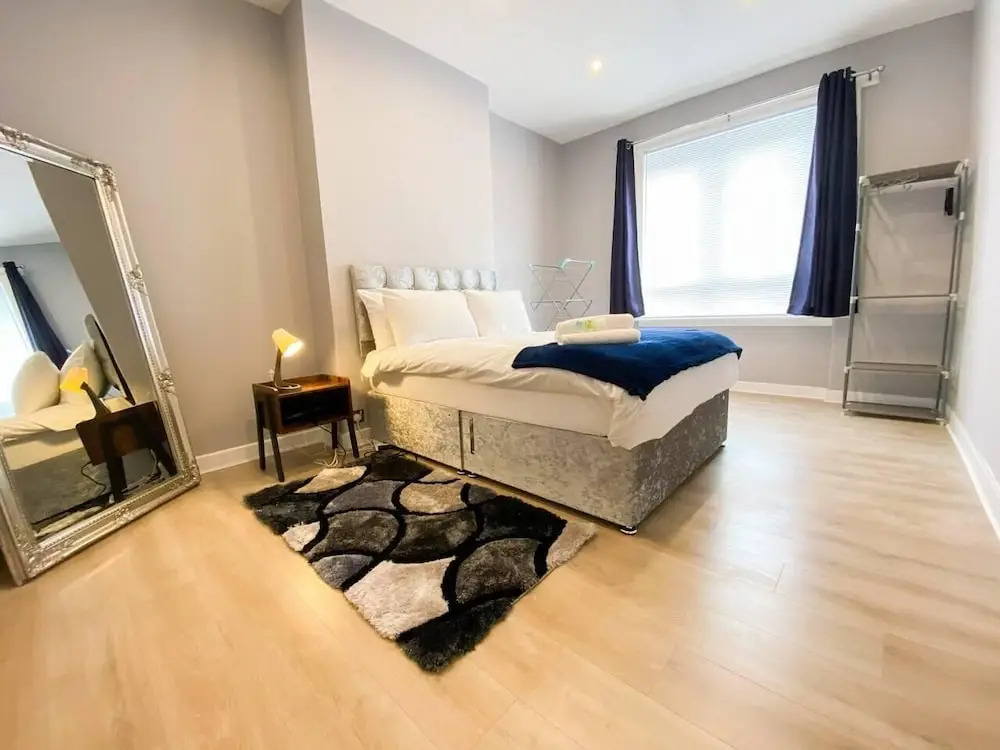 Striking & Elegant 2BR Flat - Free Street Parking