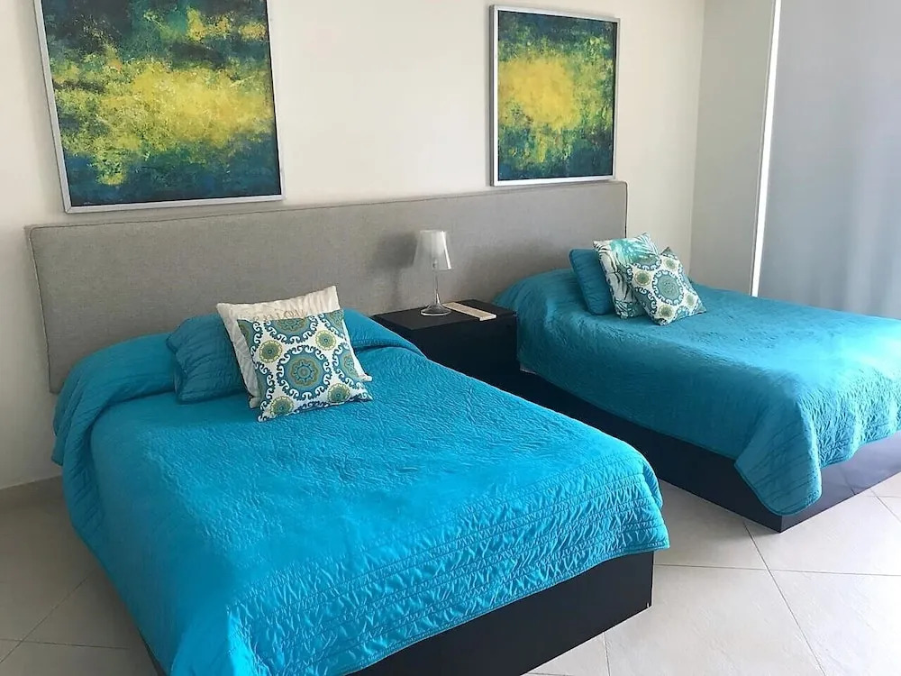Unlimited Luxury Villas - Del Canto Condo