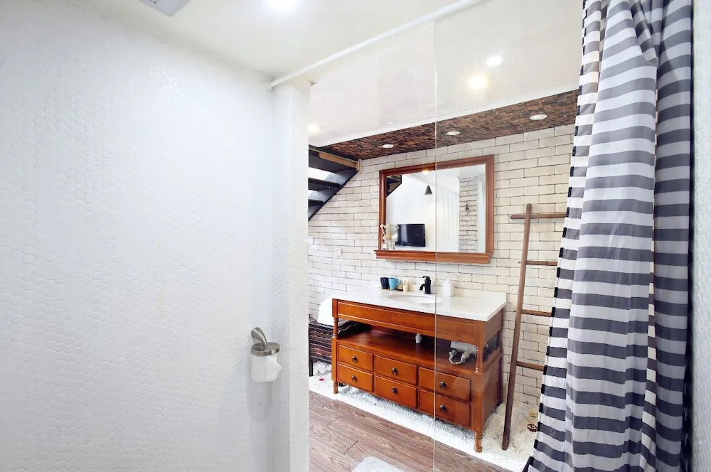 Vivian's Apartment