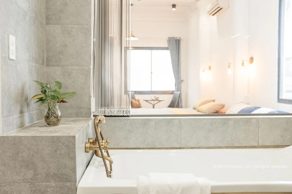 Parfait Studio private Balcony CBD