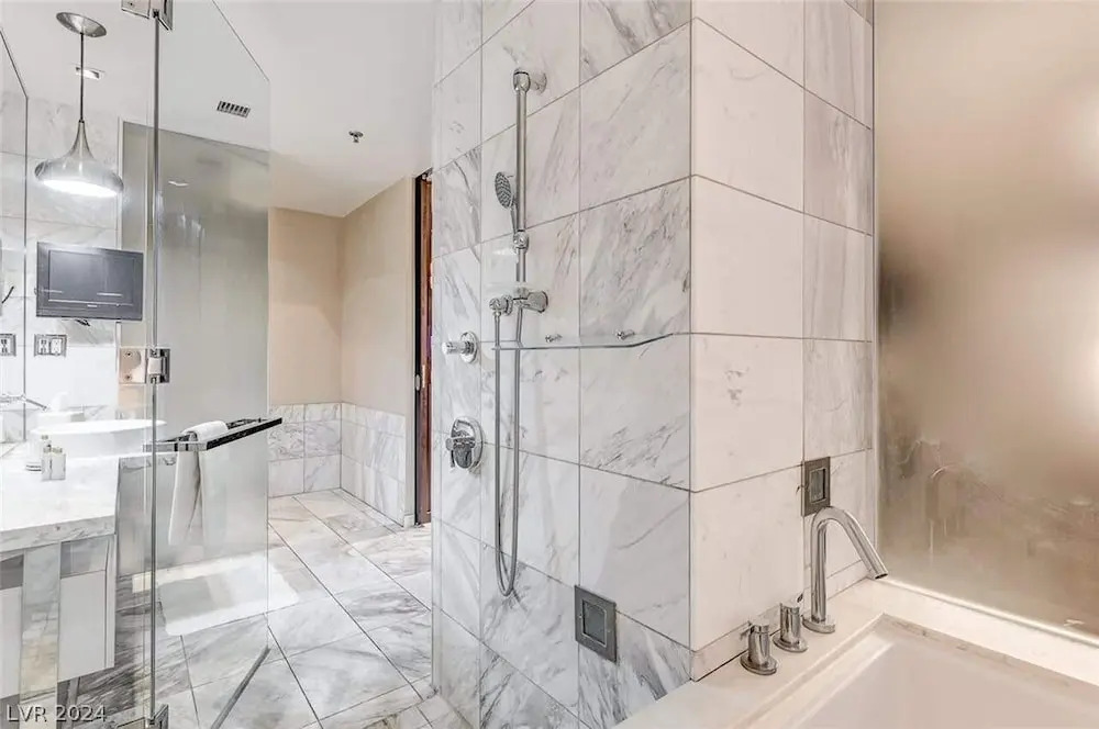 Luxurious Palms Studio Mountain View & Balcony Access 27307