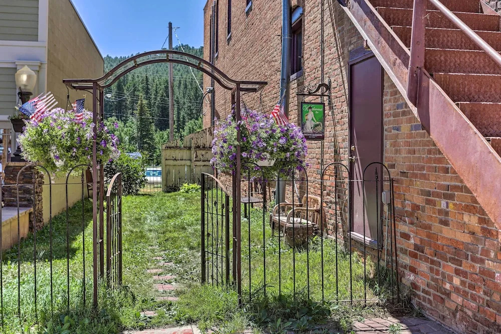 Shop, Hike & Explore! Historic Dtwn Custer Apt