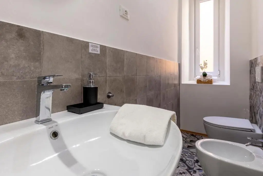 Lovely guest-room with private bathroom