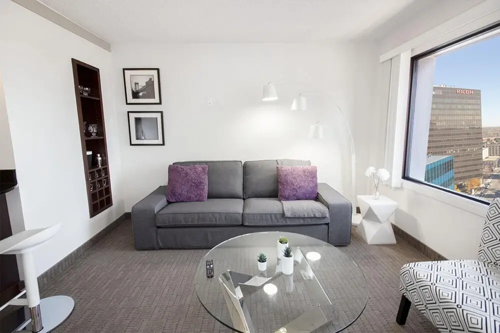 Modern Downtown One-bedroom Suite With Parking