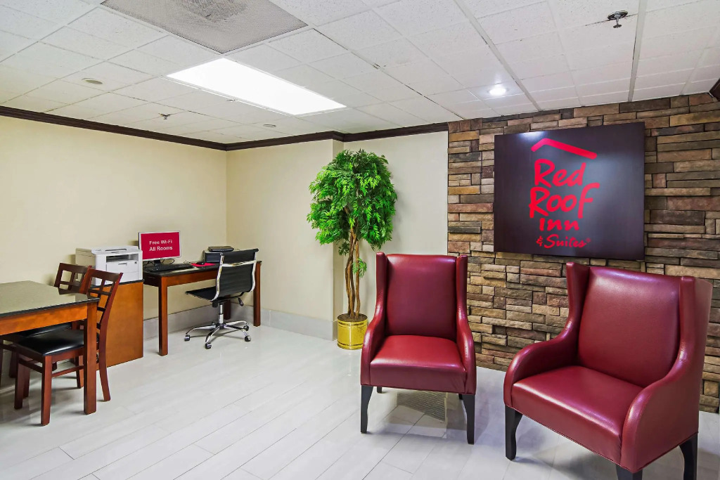 Red Roof Inn & Suites Fayetteville-Fort Bragg