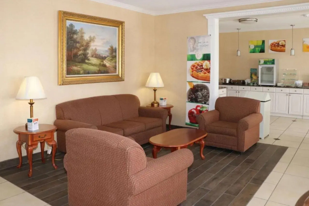 Econo Lodge East
