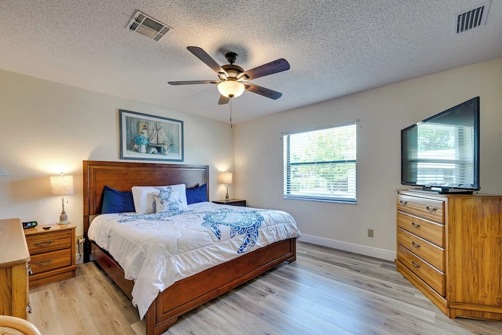 Englewood Home w Saltwater Pool: 6 Mi to Beach