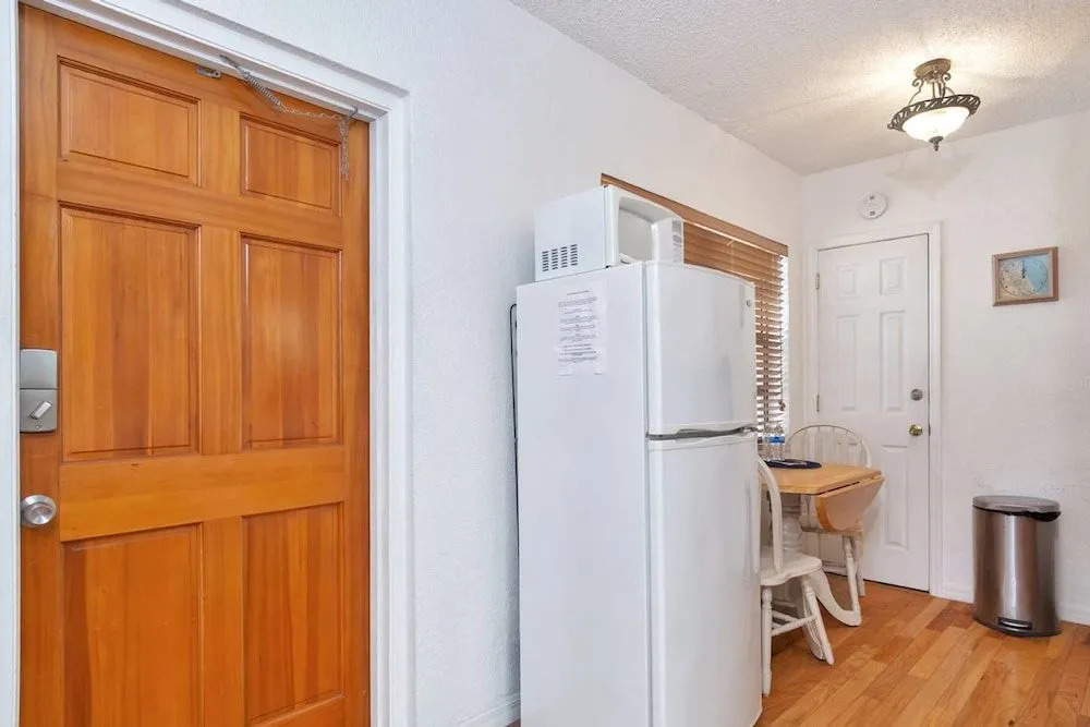 Lovely Apt, Hollywood Beach, 1/2 block from Ocean!