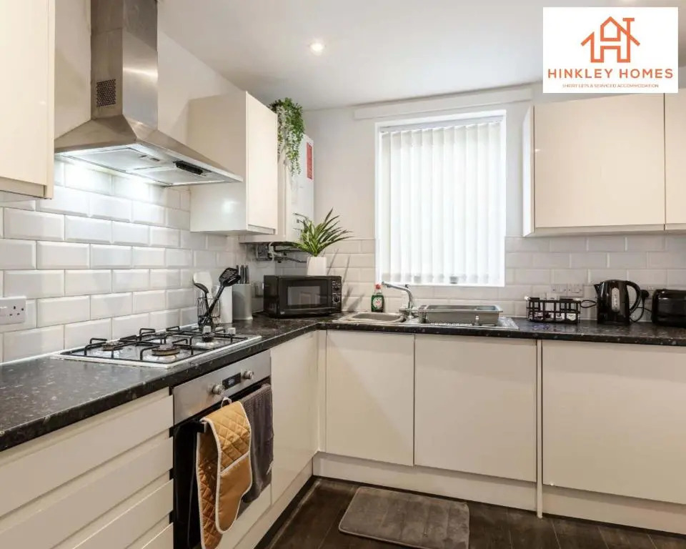 Modern Townhouse - Free Gated Parking - City Centre - 5 ! By Hinkley Homes Short Lets & Serviced Accommodation
