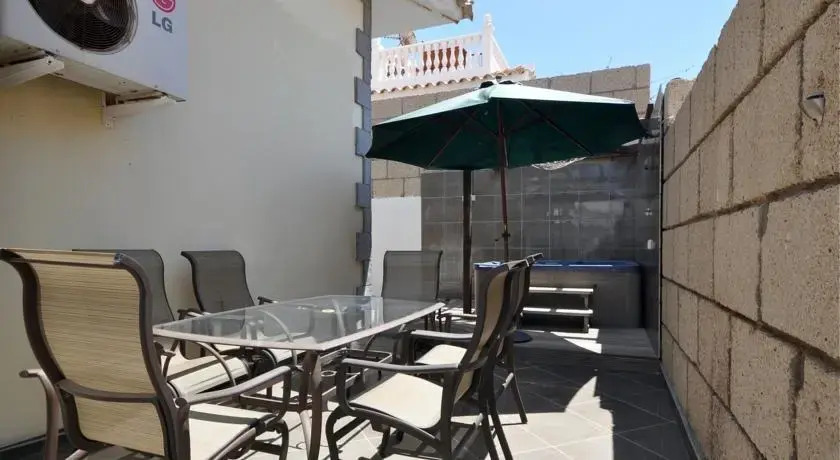 Bungalow Palm Mar with pool and garden