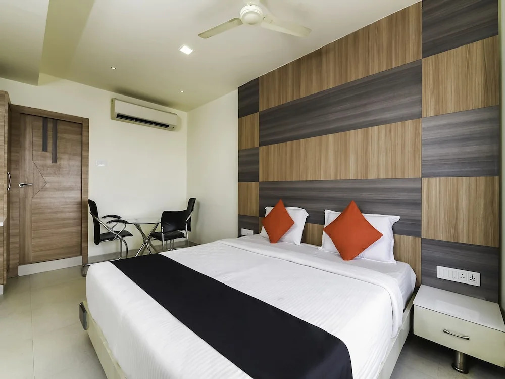 Capital O 4493 Apple Hotel