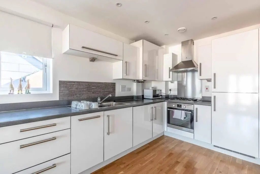 2 Bed & 2 Bath Modern Apartment - Free Parking
