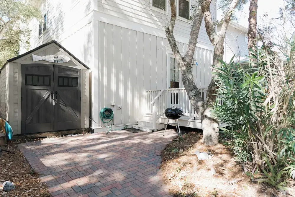 5 Mins to Beach, Shared Pool, Covered Deck, Bikes Heron Cottage by Avantstay