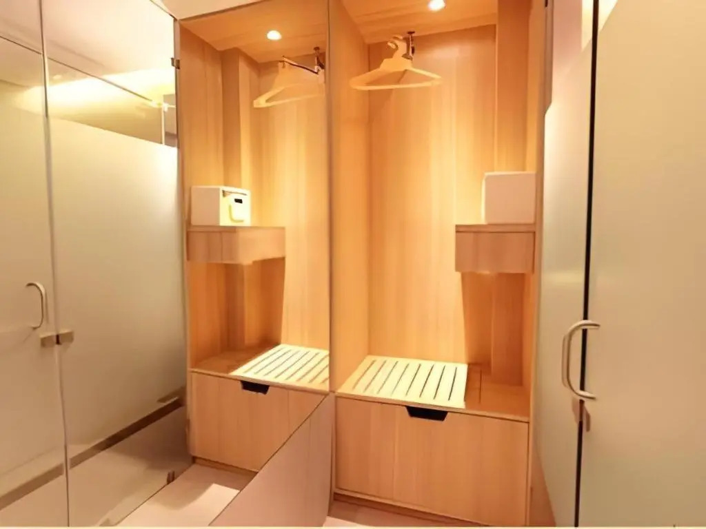 Mumbai Metro - The Executive Hotel