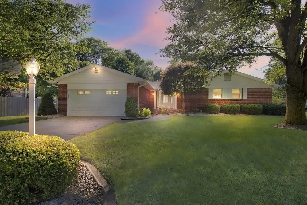 Beautiful Home With Private Hot Tub Close To Everything 4 Bedroom Residence by Redawning