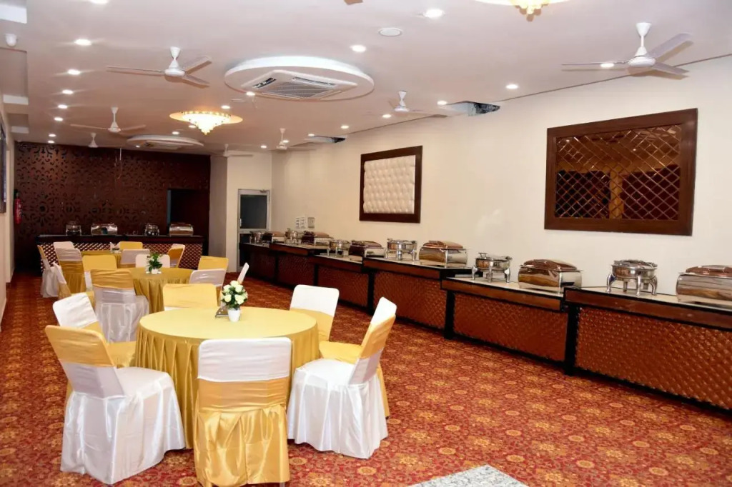 OYO 22115 Hotel D Plaza