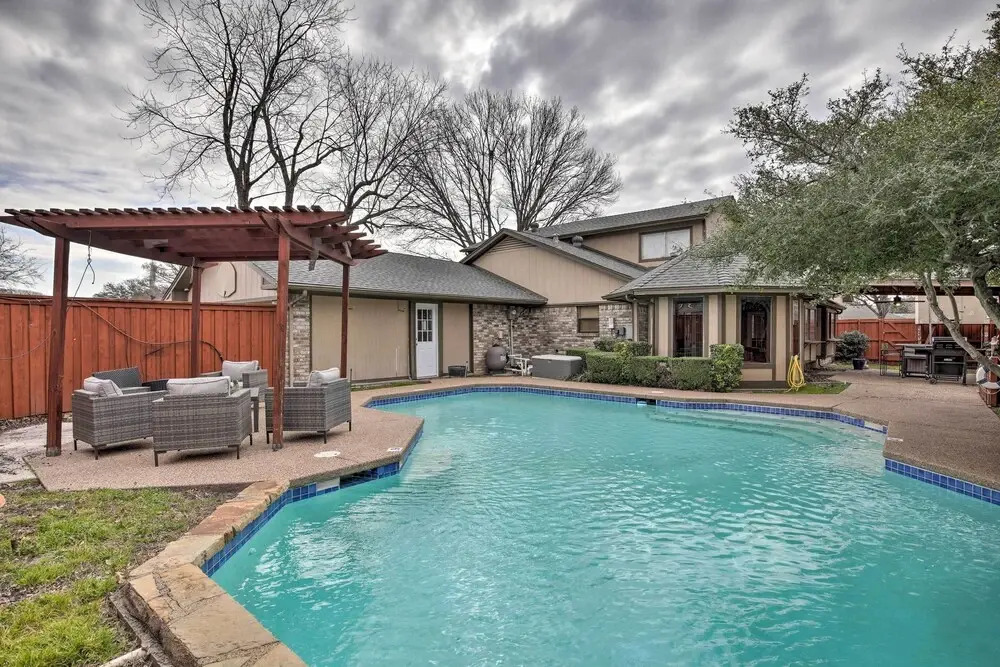 Game Room & Private Pool: Richardson Retreat