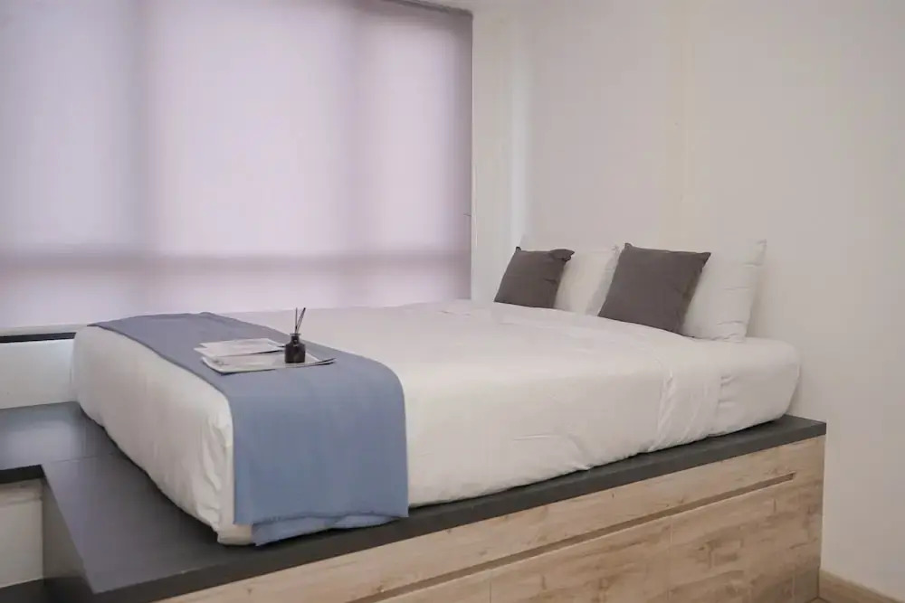 Warm and Spacious Studio Room at Collins Boulevard Apartment