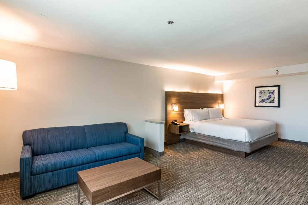 Holiday Inn Express & Suites Camarillo by IHG