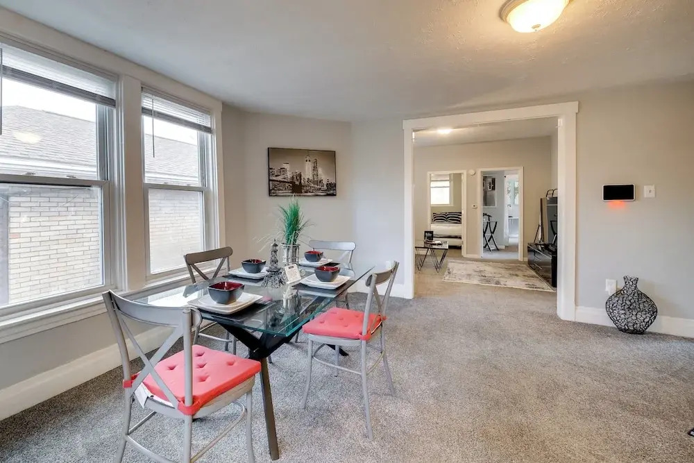 Balcony & Workspace! Apt 5 Mi to Dtwn Pittsburgh
