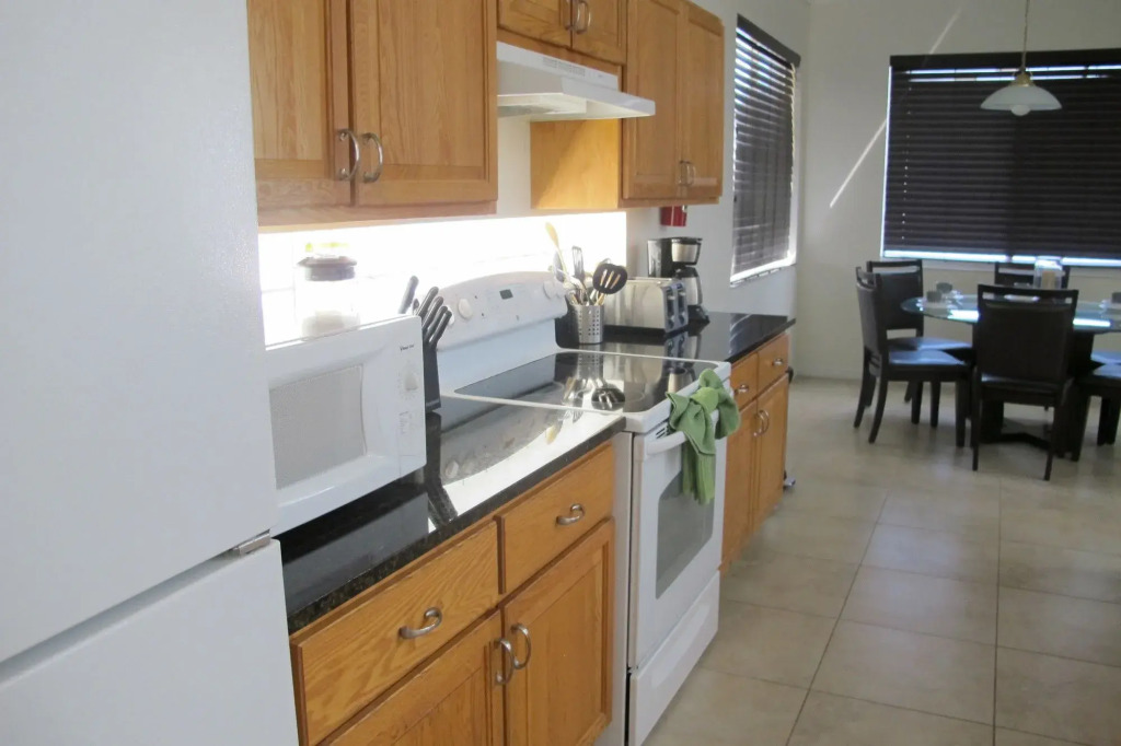 Lake View 5BR Pool Home SV79
