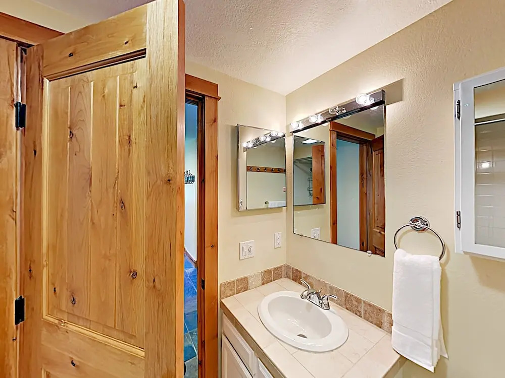 New Listing! Vail Valley Escape, Shuttle To Slopes 3 Bedroom Townhouse