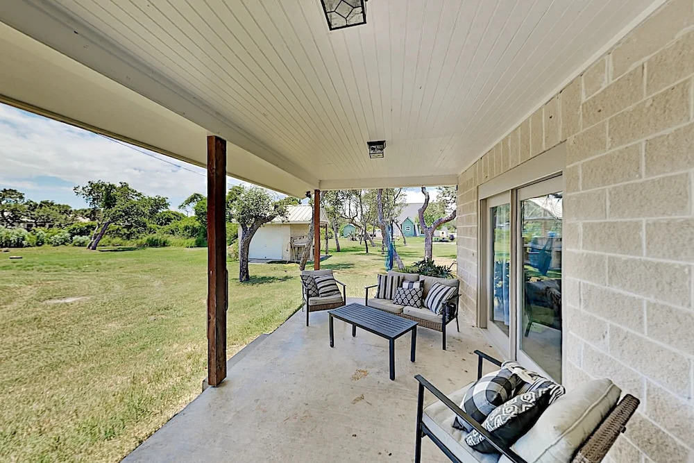 Deluxe Getaway: Big Corner Lot, Great Locale! 3 Bedroom Home