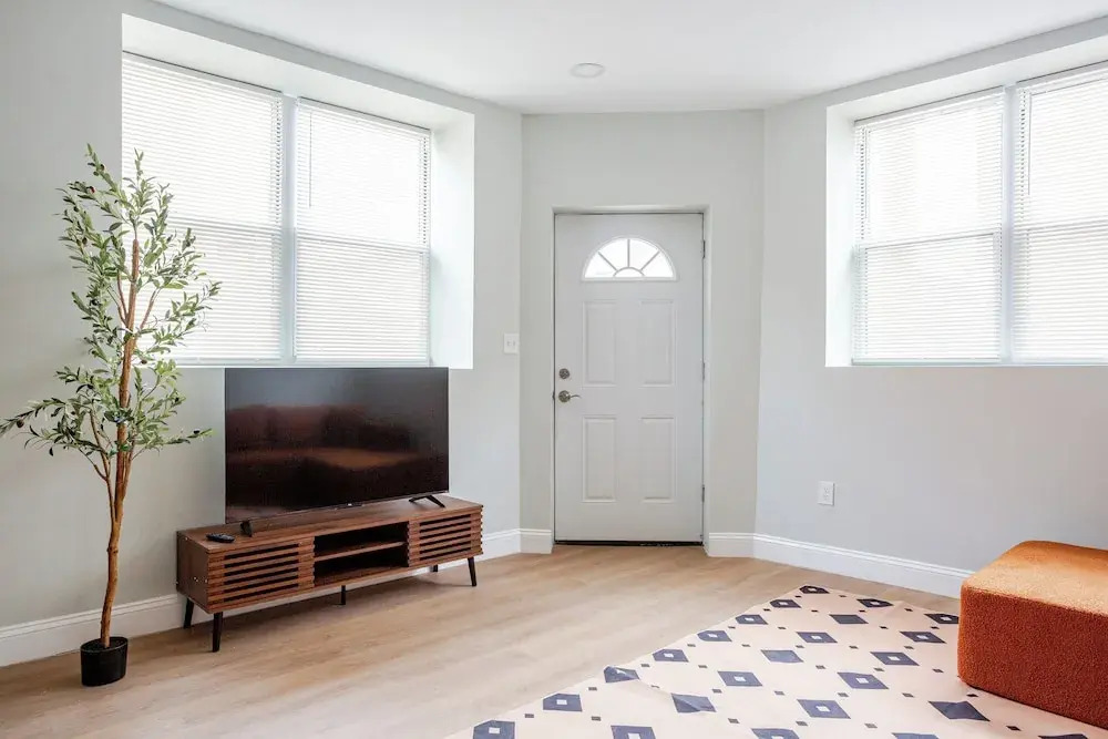 Stylish Minimalist Stay in City Center
