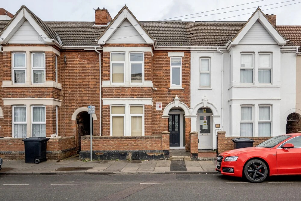 Studio Flat in Bedford Near Hospital & Stations
