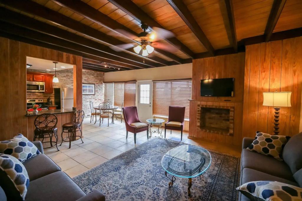 Hosteeva Iberville Street Suites