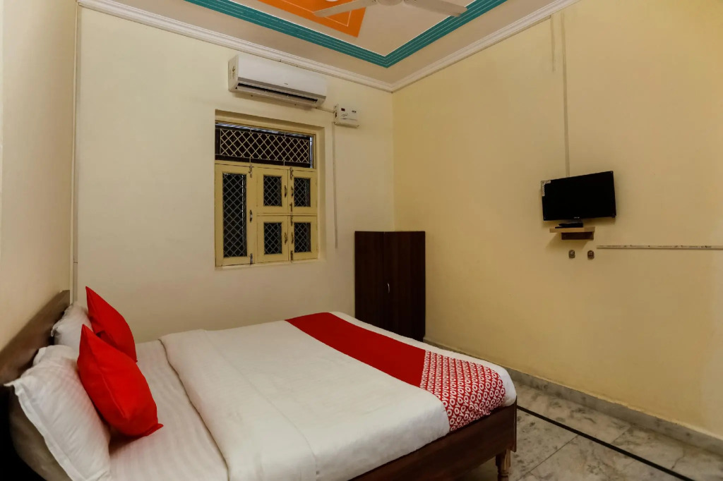 OYO 75131 Bandral Residency