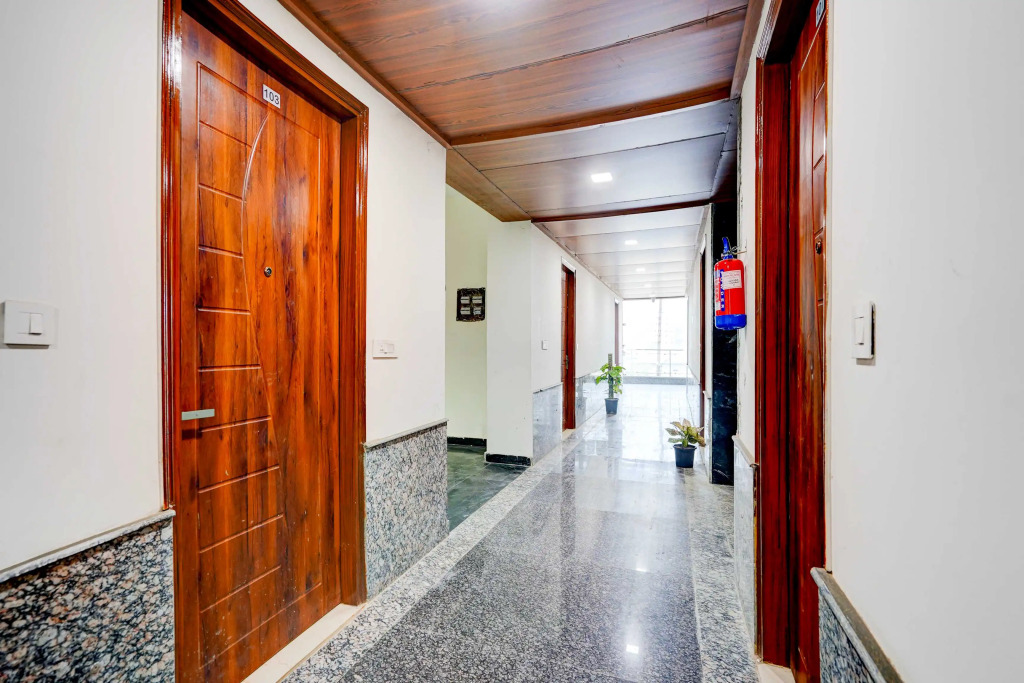 Townhouse Oak Noida Sector 83 Metro Station